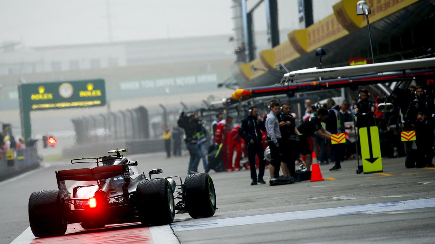 Anche Bottas costretto a tornare ai box