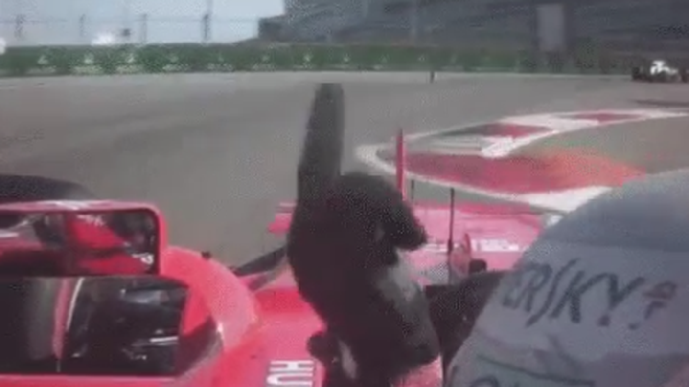 Il "saluto" del ferrarista