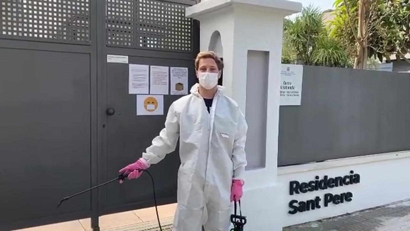 Armato di disinfettante