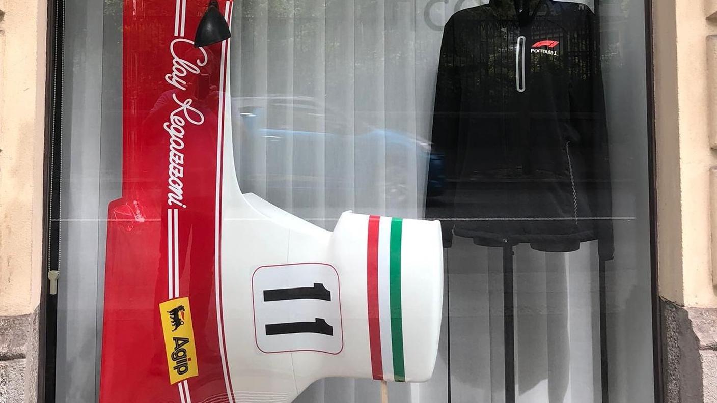 La vetrina dedicata a Clay Regazzoni