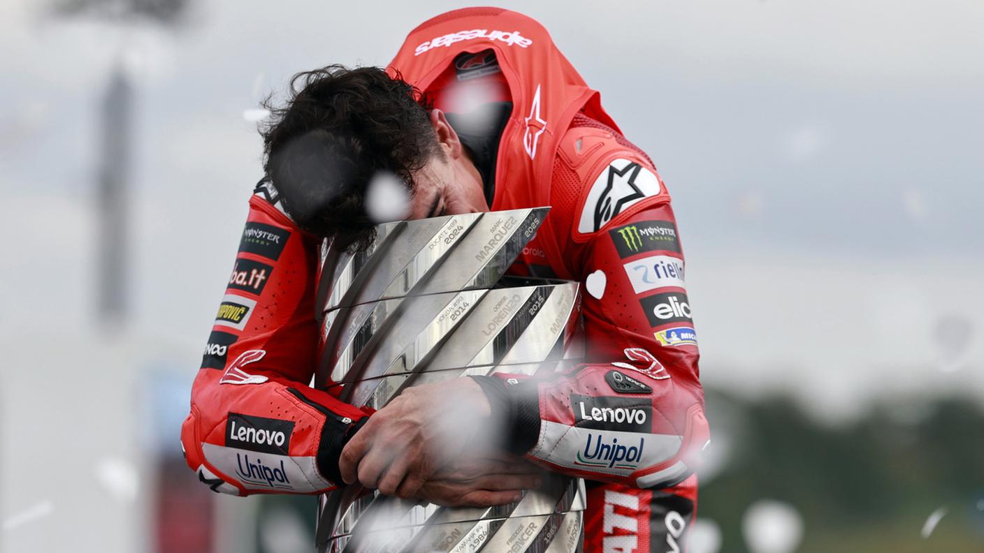 Abbracciato al settimo trofeo della MotoGP