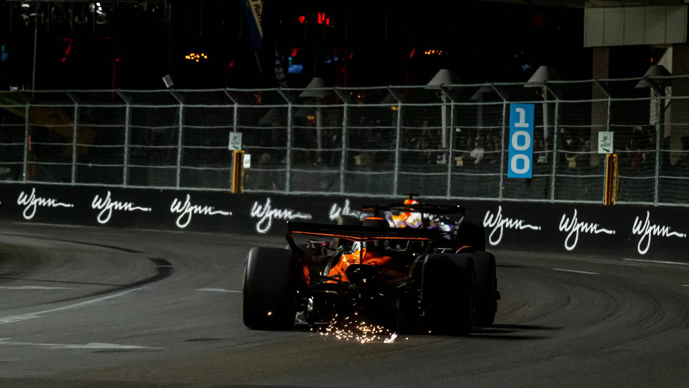 Scintille sulle sconnessioni dell'asfalto di Las Vegas