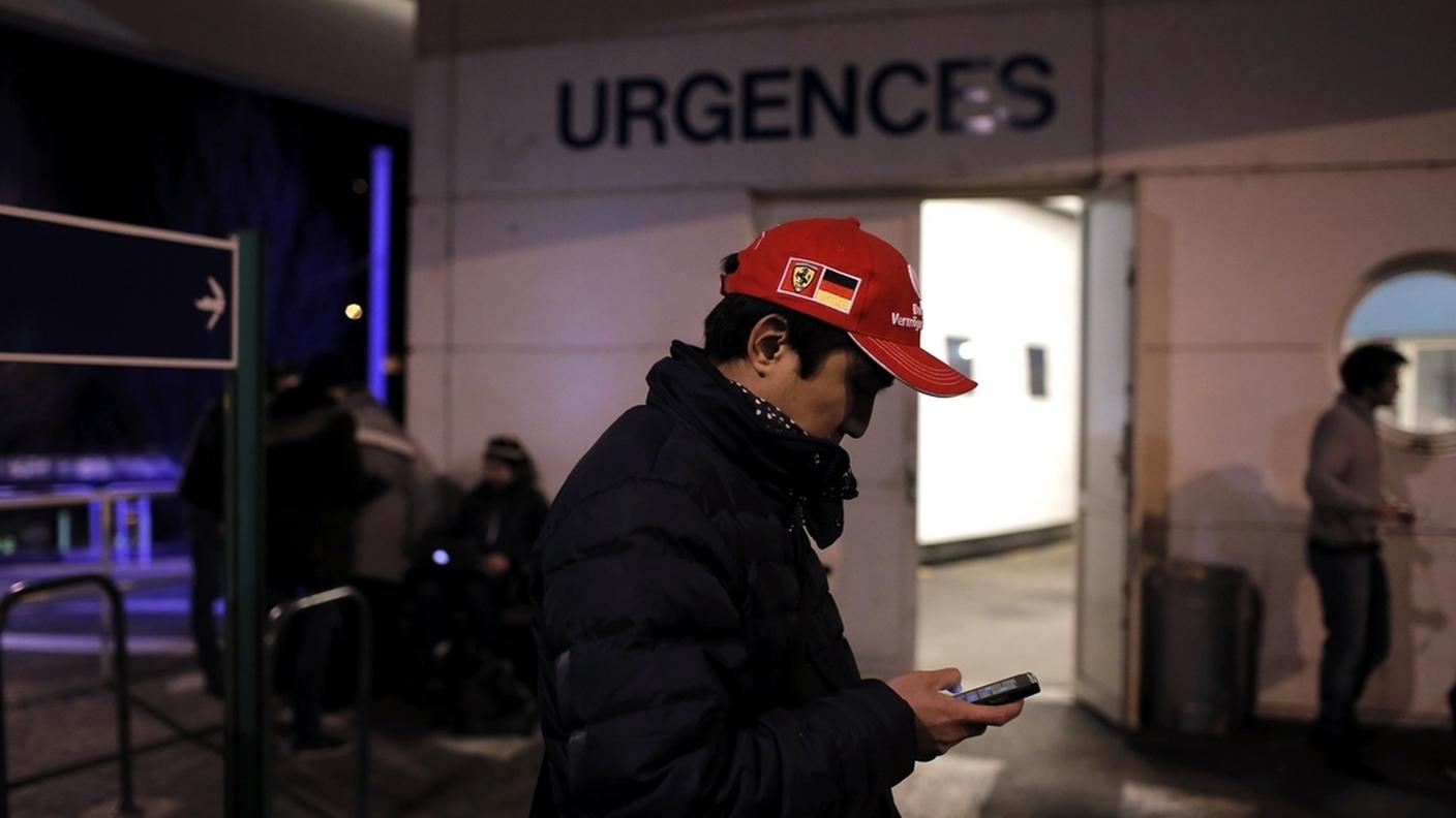 Tifosi preoccupati davanti all'ospedale di Grenoble