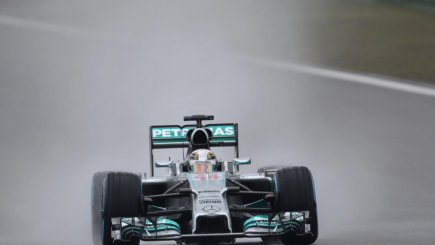 Anche sul bagnato è sempre Hamilton il più veloce
