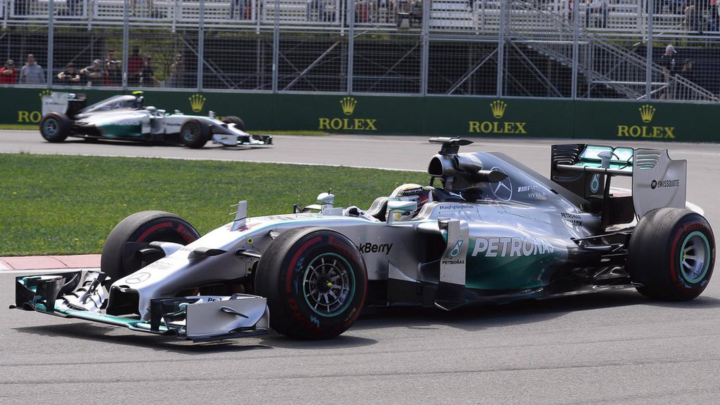 Mercedes sempre davanti