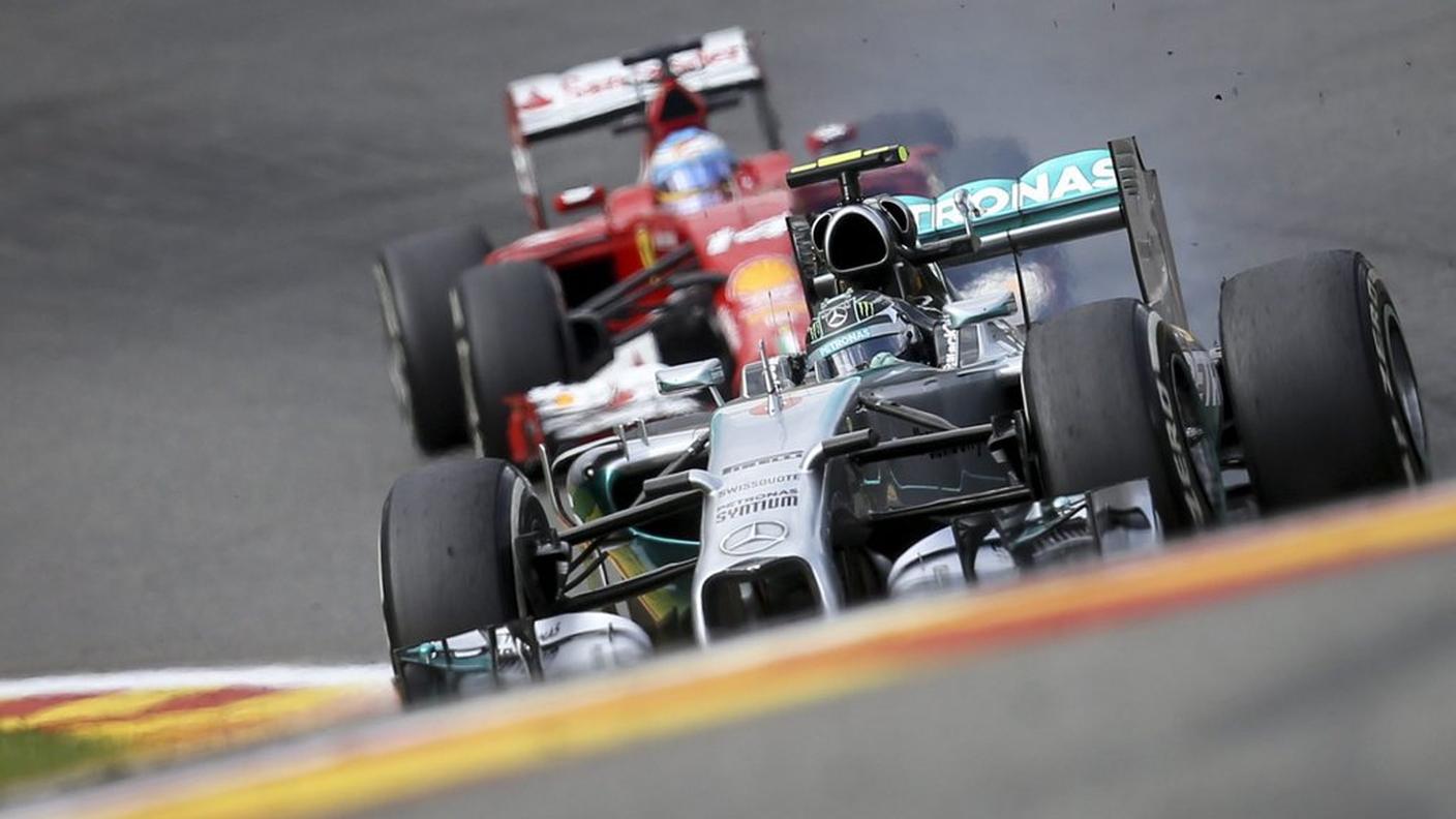 Alonso rampante alle spalle di Hamilton