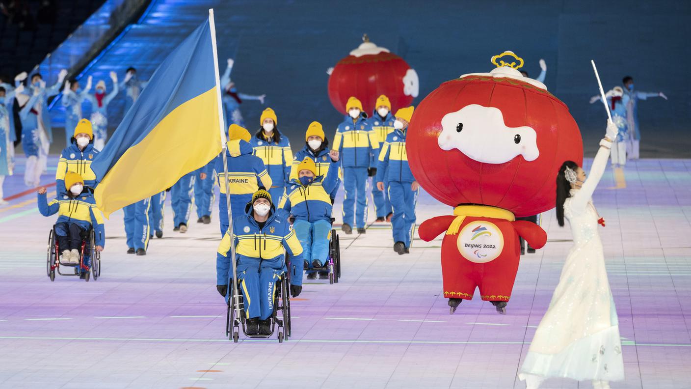 Lunghi e toccanti applausi al momento dell'entrata dell'Ucraina