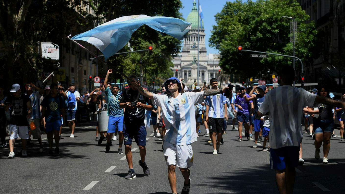 Le persone si sono riversate nelle strade di Buenos Aires