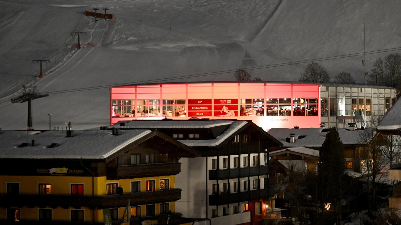 Di notte il VIP Champions Club è illuminato di rosso