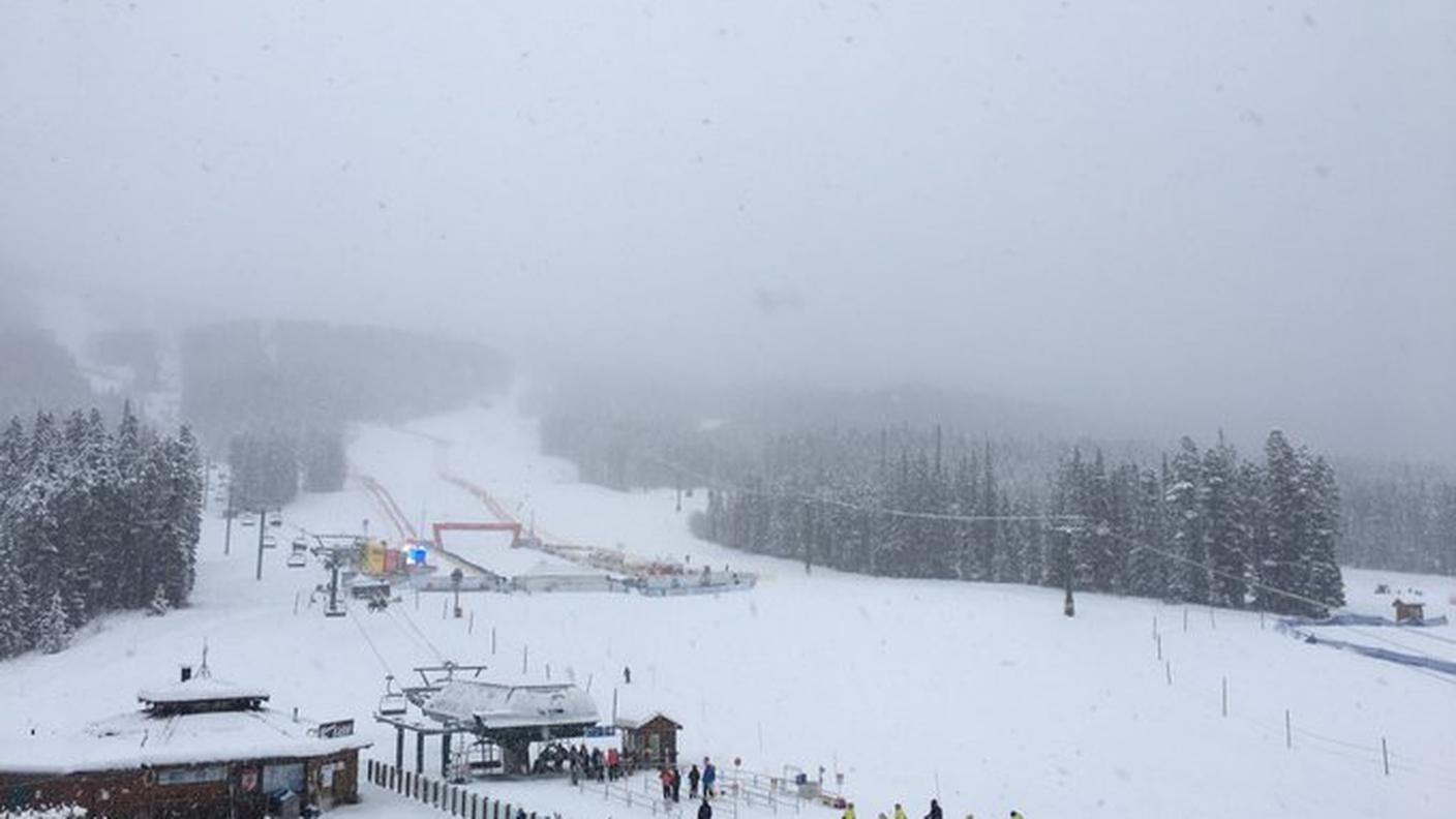 Troppa neve sulla pista e nebbia