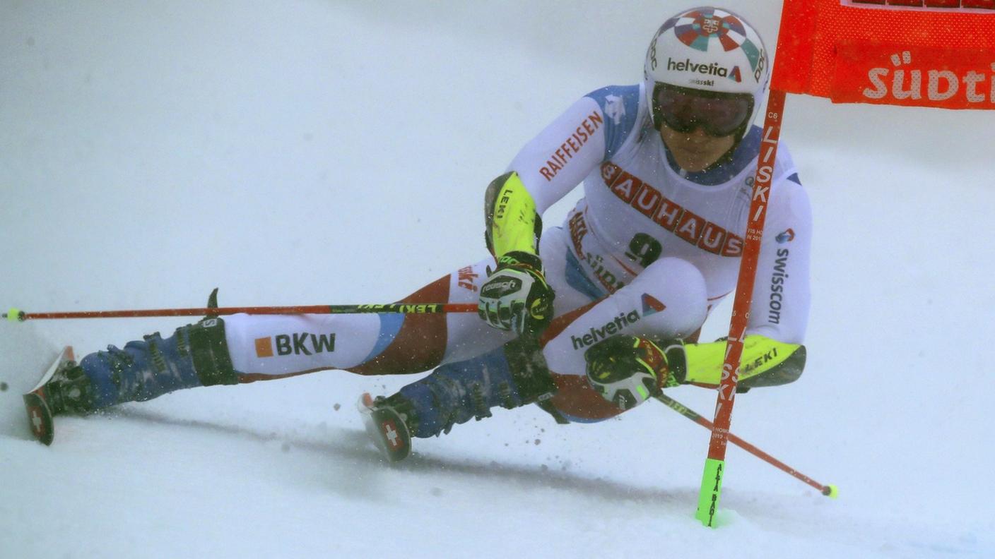 Il rossocrociato spunta dalla nebbia del tracciato dolomitico