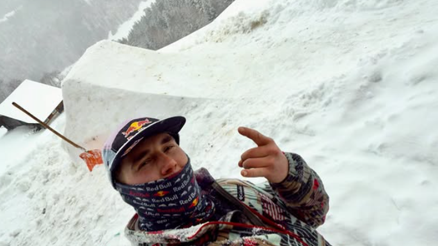 Armato di pala per costruire l'impianto dei salti