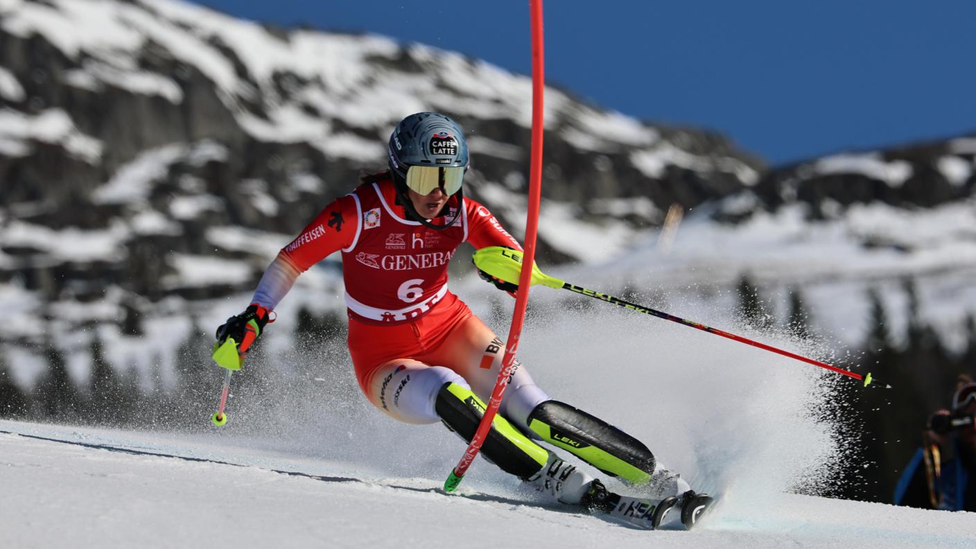 La svittese a 70 centesimi dalla leader statunitense