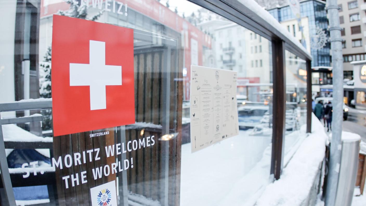 In centro ad ogni esercizio pubblico o negozio è abbinata una nazione