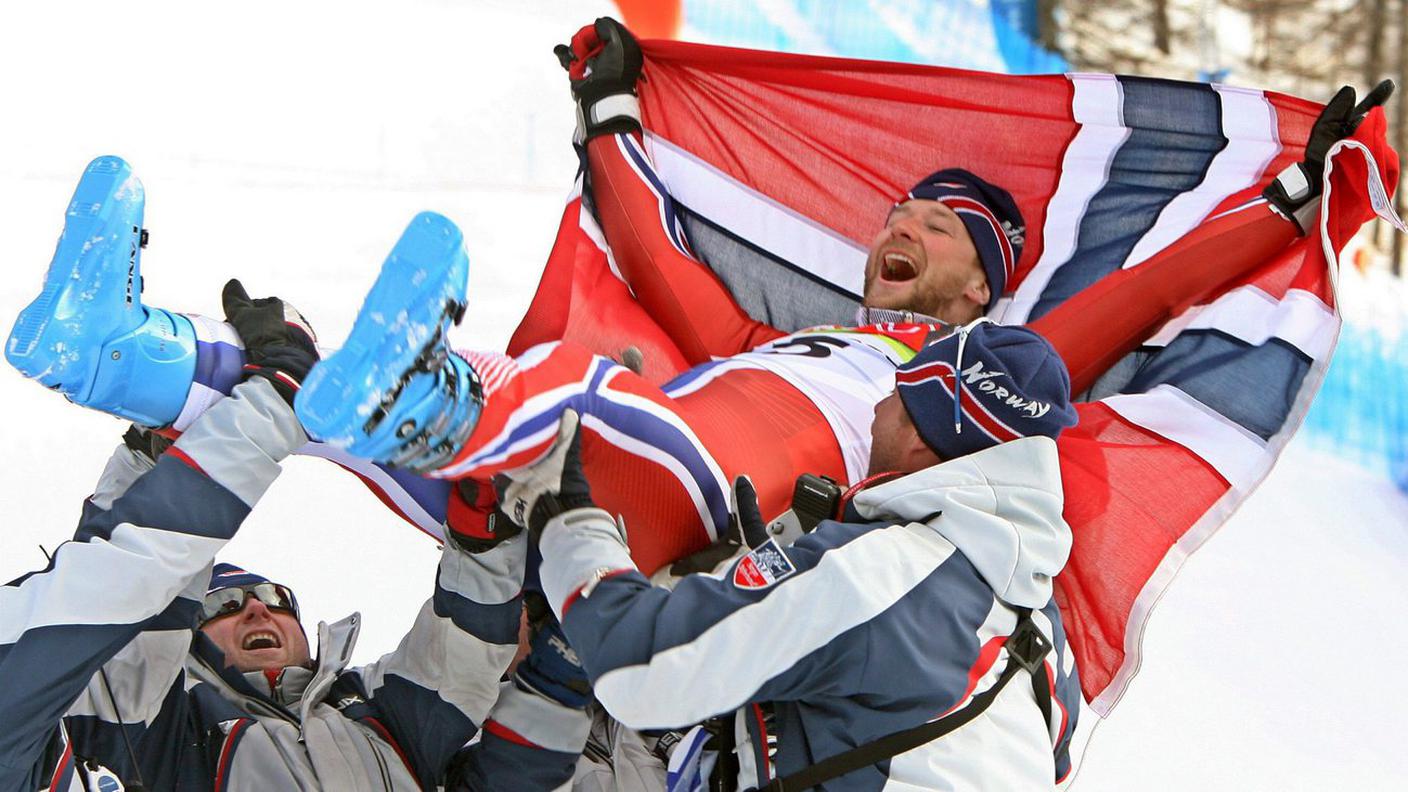 La celebrazione del norvegese per il suo ultimo oro olimpico conquistato a Torino 2006
