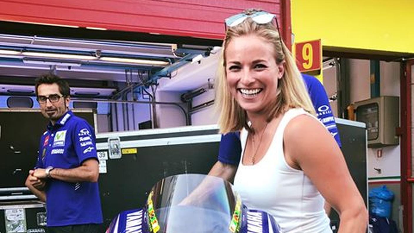 Immortalata con la Yamaha di Valentino Rossi