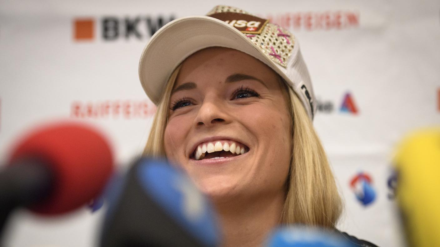 Sorridente davanti ai media
