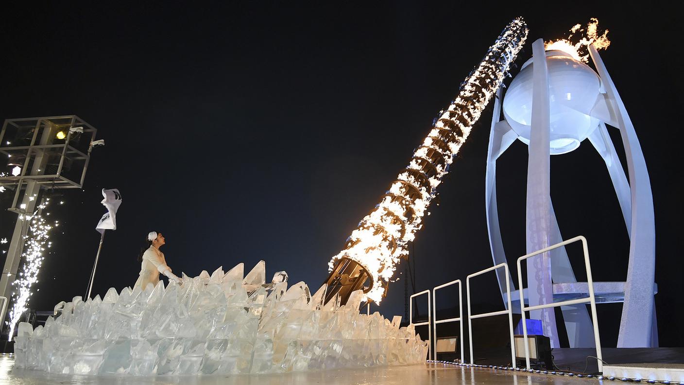 Yuna Kim accende il braciere