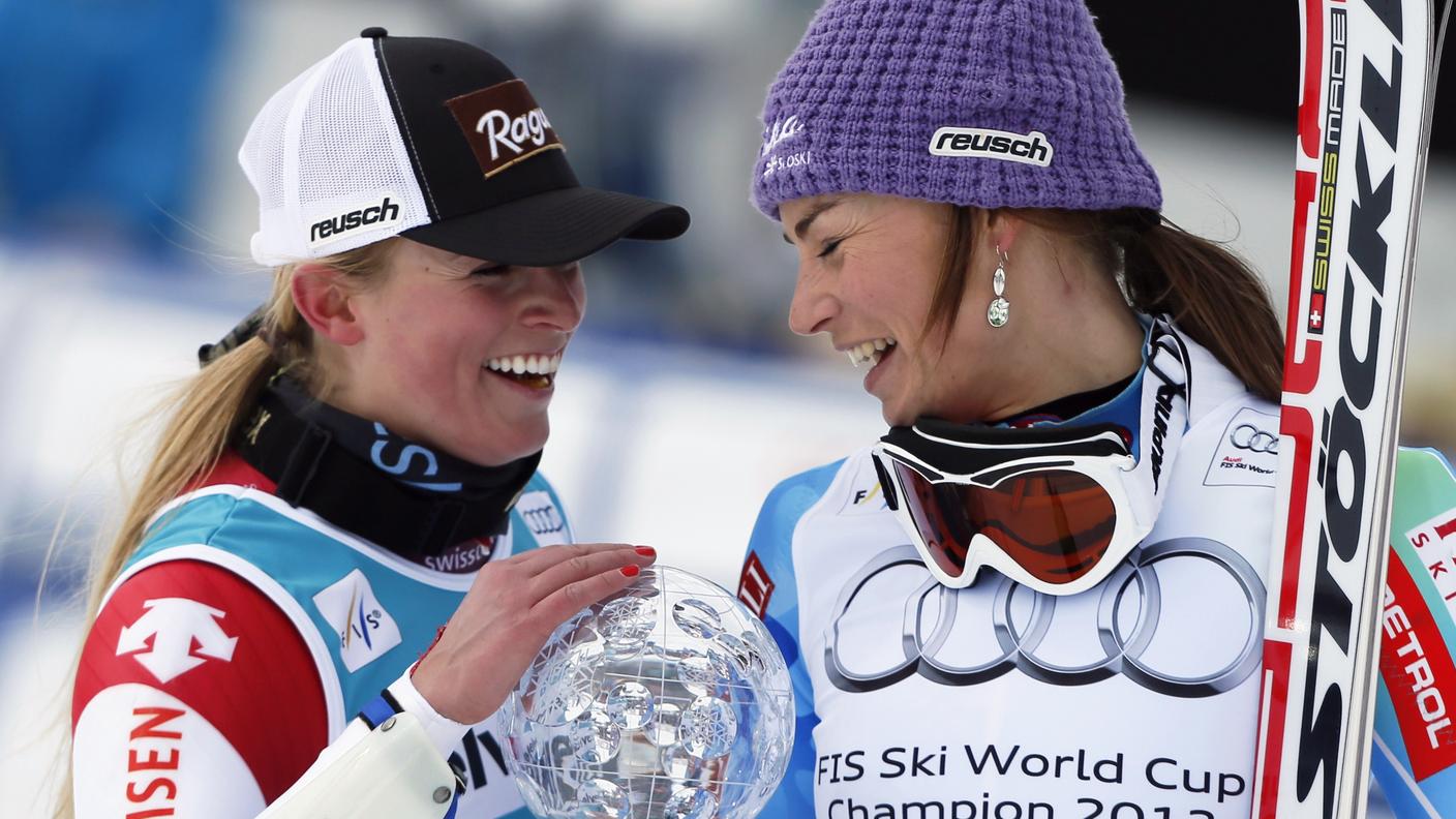 Le due ragazze con la coppetta di gigante nel 2013