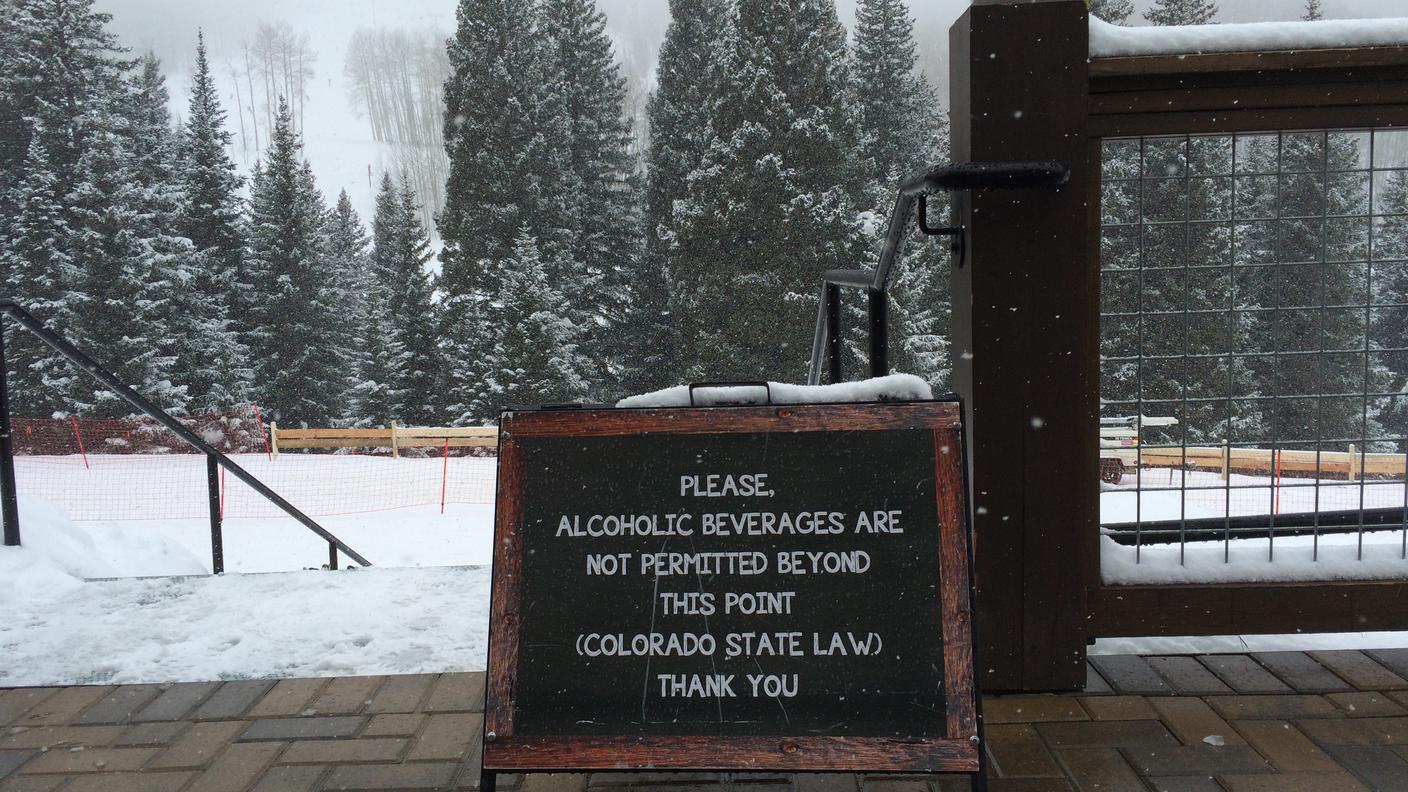 Per favore, alcolici non permessi oltre questo punto (leggi del Colorado). Grazie