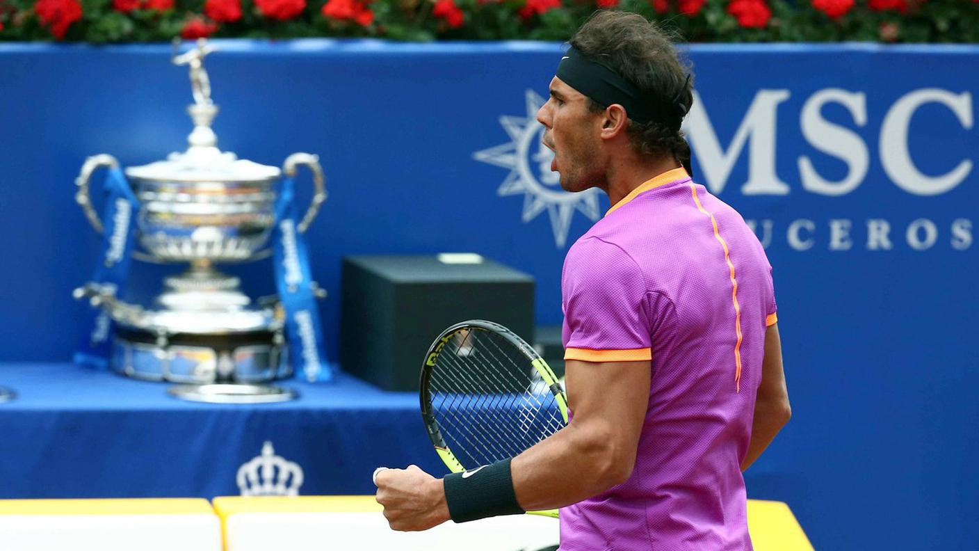 Il campione spagnolo con il Trofeo Conde de Godò sullo sfondo