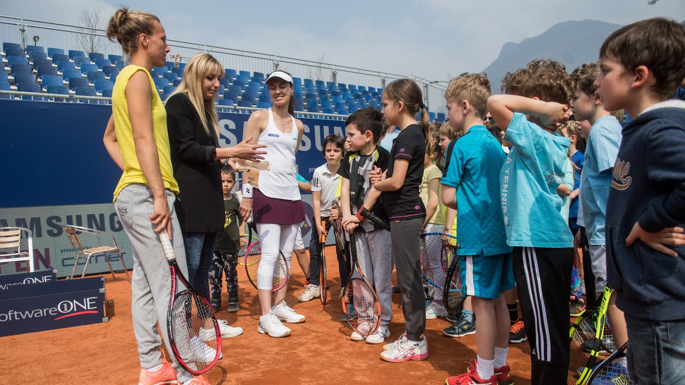 La ex numero uno mondiale, in bianco, con Bacsinszky e Golubic a Lugano