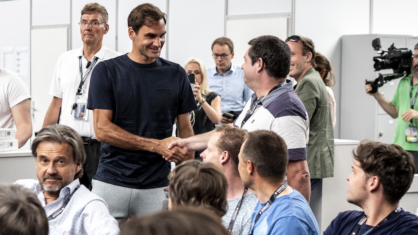 King Roger in mezzo ai giornalisti