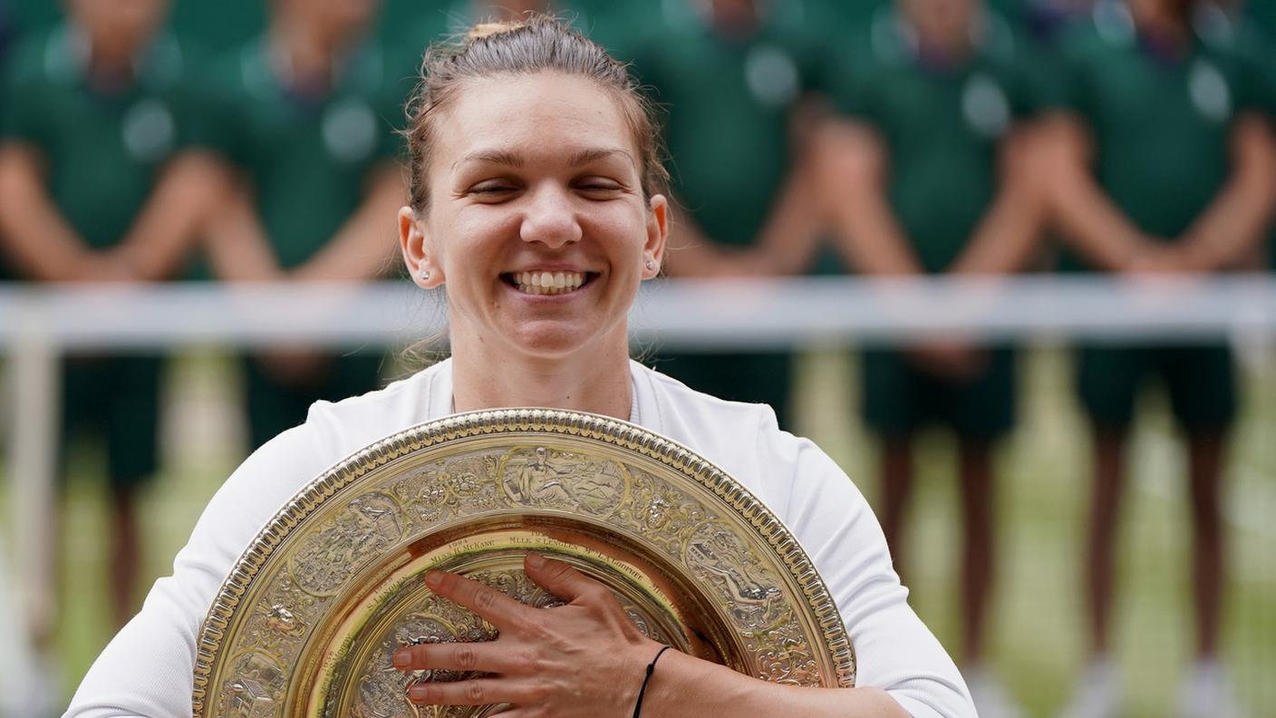 Con l'ambito trofeo stretto stretto