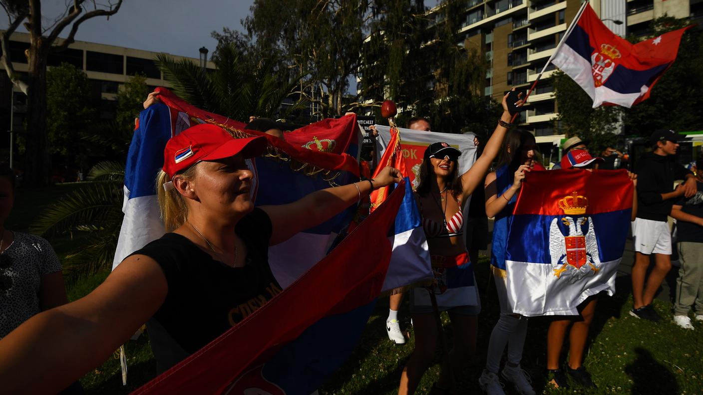 I tifosi di Nole si stanno radunando davanti all'hotel che lo ospita