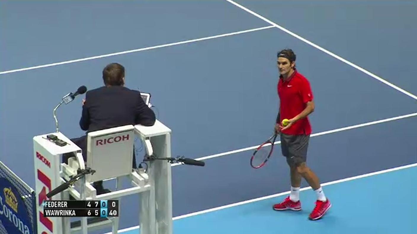 L'arbitro e Federer discutono...