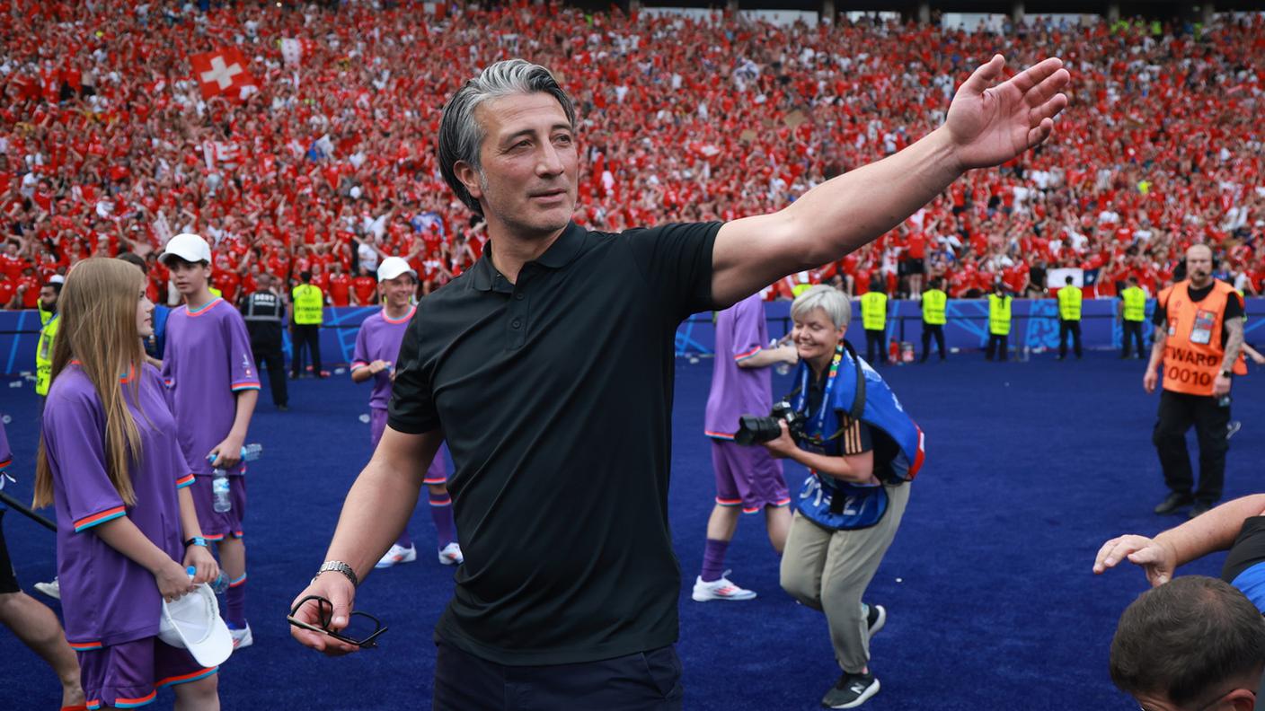 Orgoglioso e felice davanti al muro rossocrociato