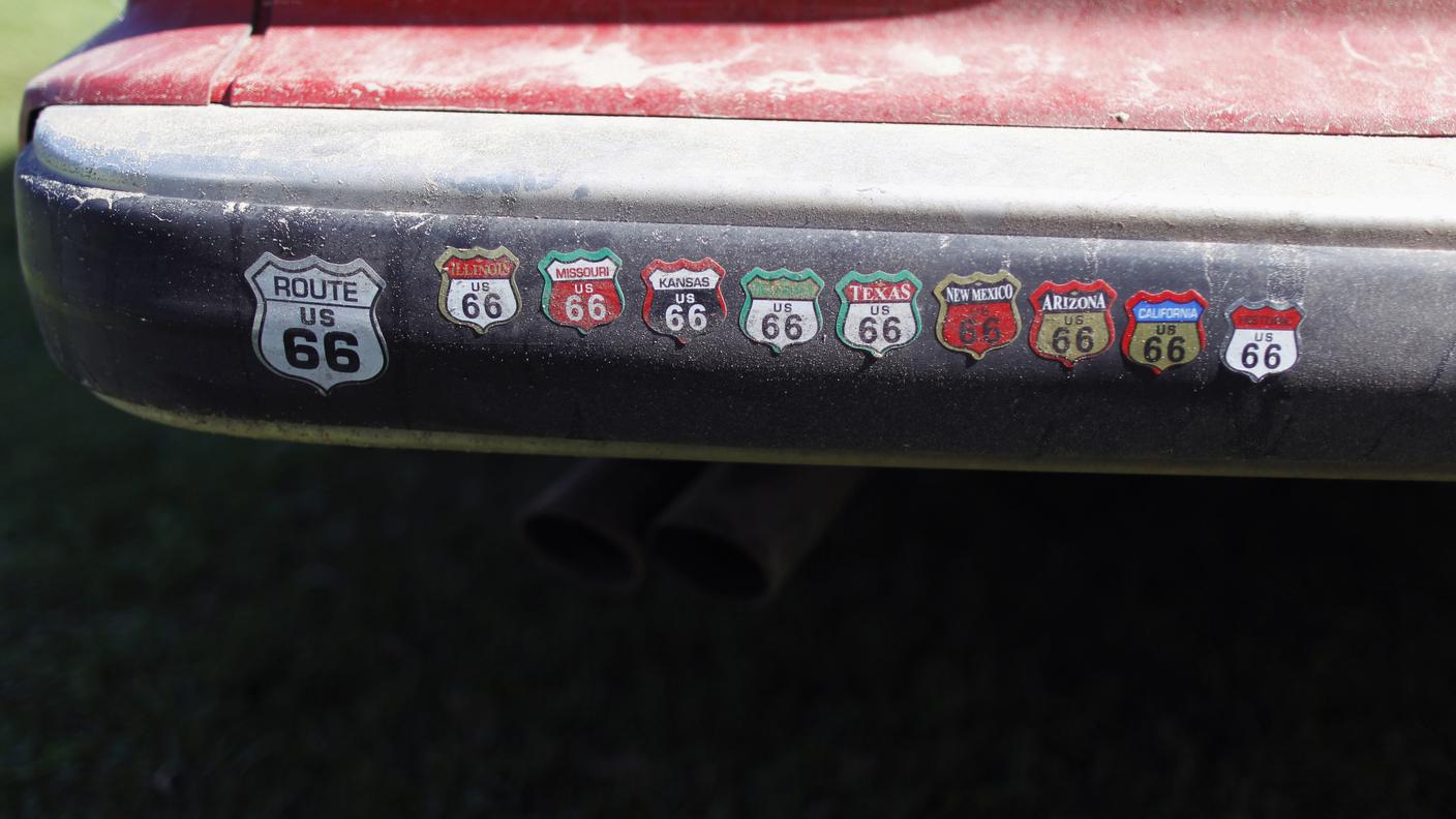 Adesivi degli Stati della Route 66 sul paraurti di una vecchia auto