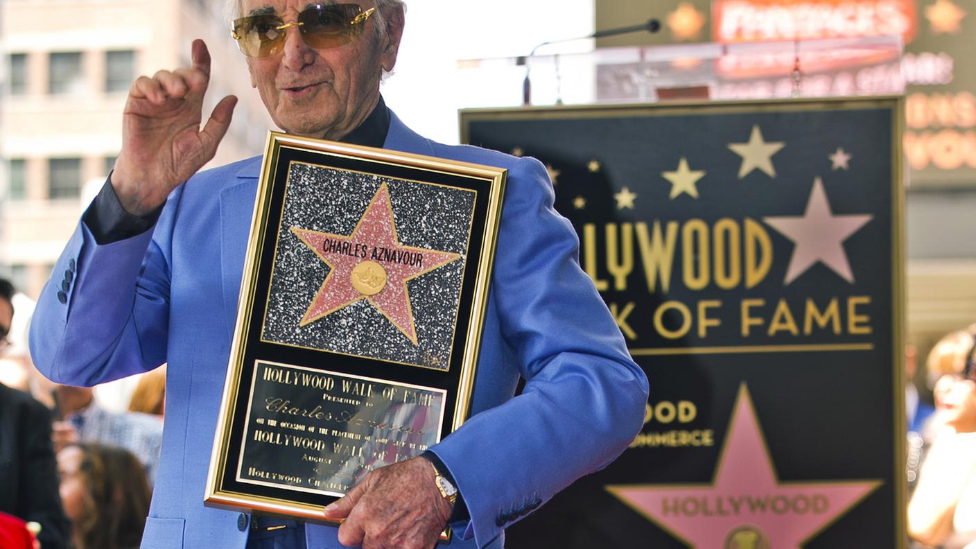 Charles Aynavour che se la spassa poco dopo aver inaugurato la targa...stellare.