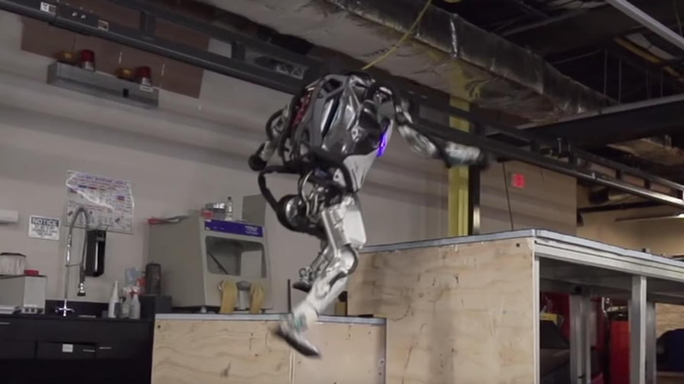 Il robot Atlas di Boston Dynamics si cimenta nel parkour 