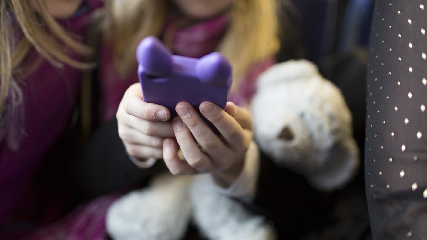 bambina e smartphone 171343115_highres.jpg