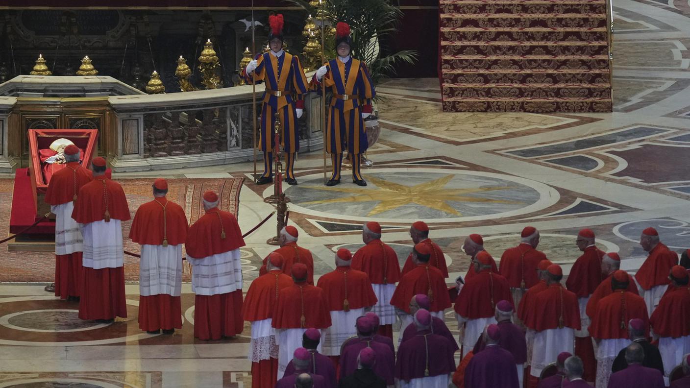 Cardinali davanti alla salma.jpg