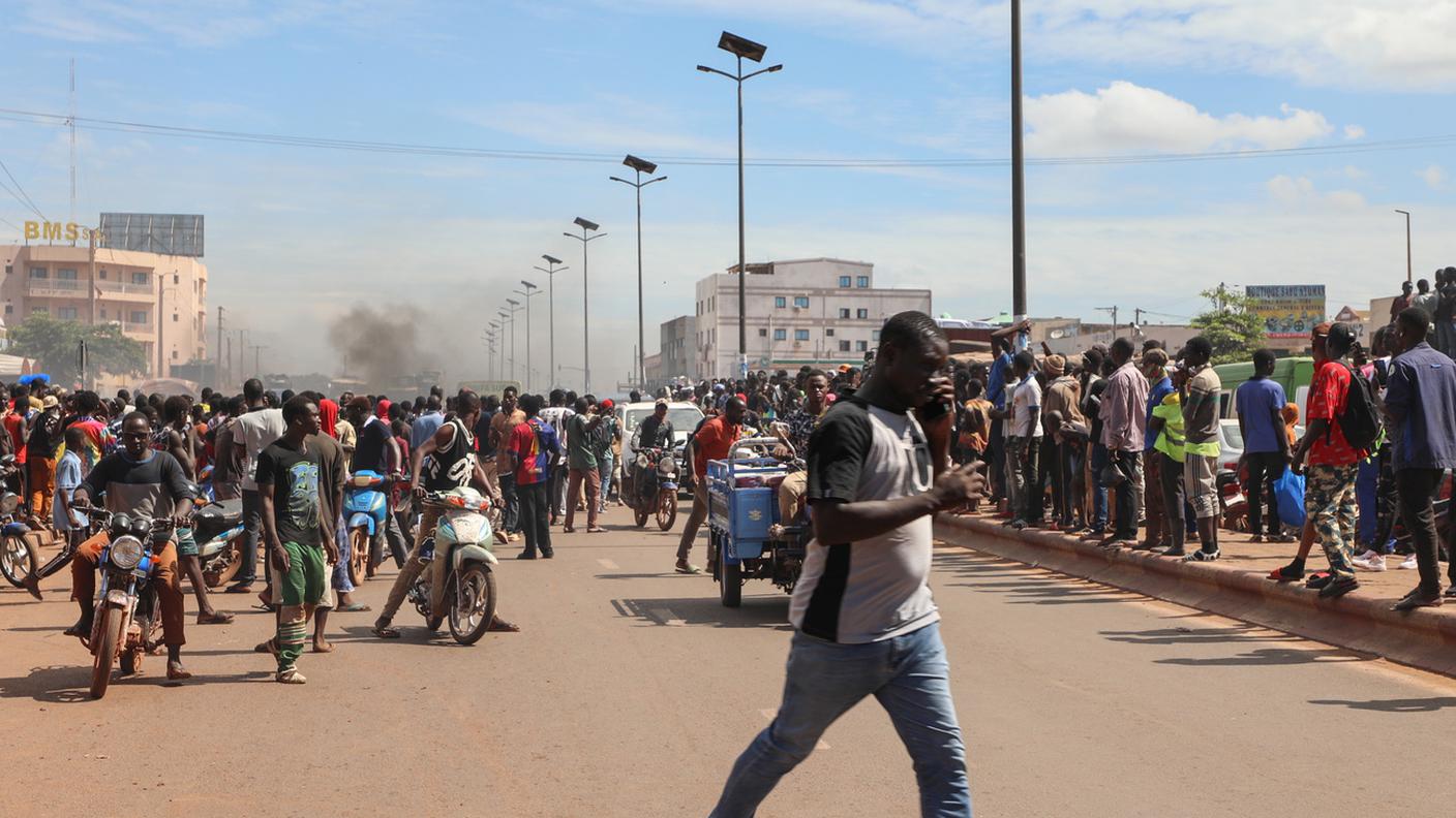 Residenti si allontanano dopo un attacco da parte di milizie islamiche, Bamako, Mali
