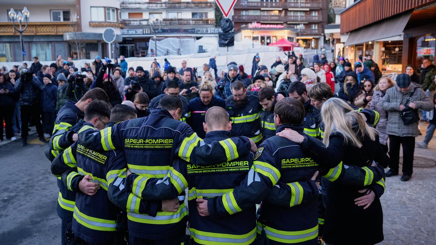 I pompieri di Crans Montana ricordano le vittime