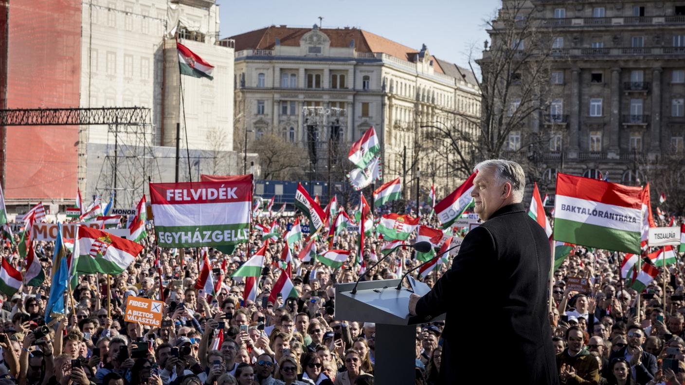 Viktor Orbán presiede una manifestazione a Budapest