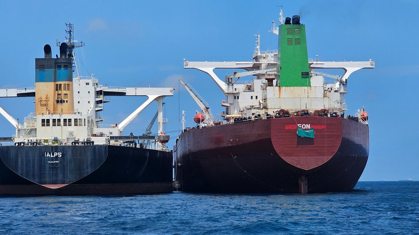 Due petroliere affiancate al largo delle coste della Malaysia
