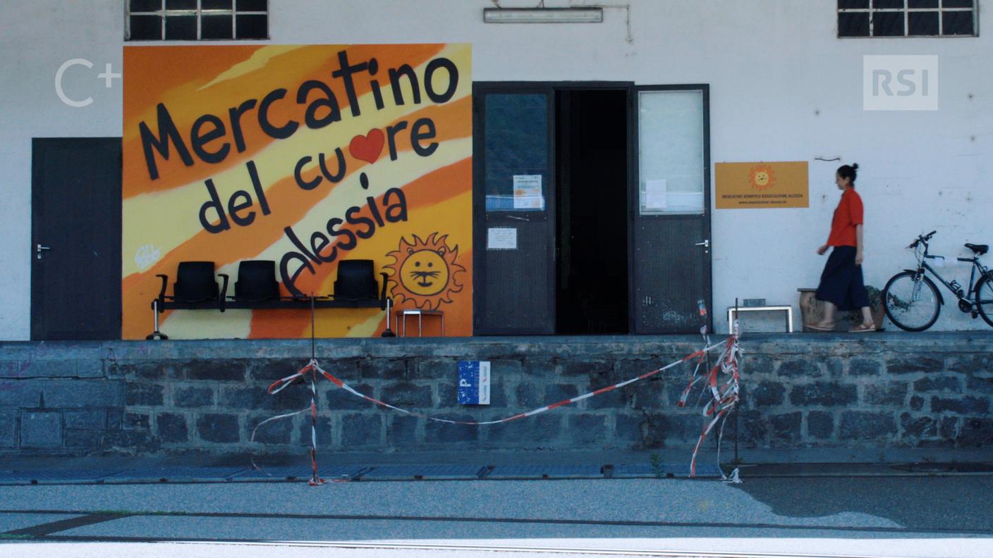 Sara Conio al mercatino della "Fondazione Alessia" 