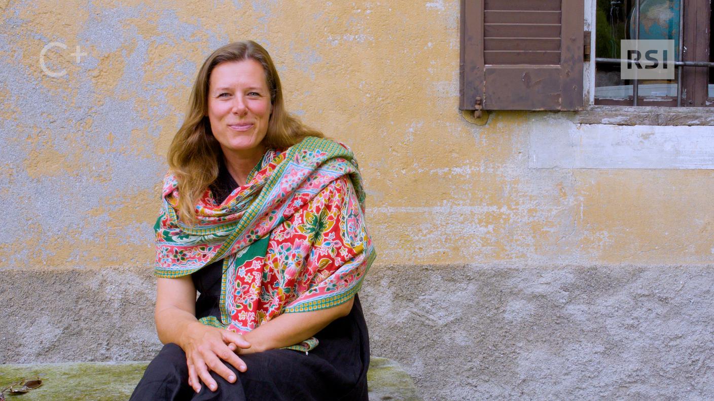  Julia Fullerton-Batten – Looking out from within