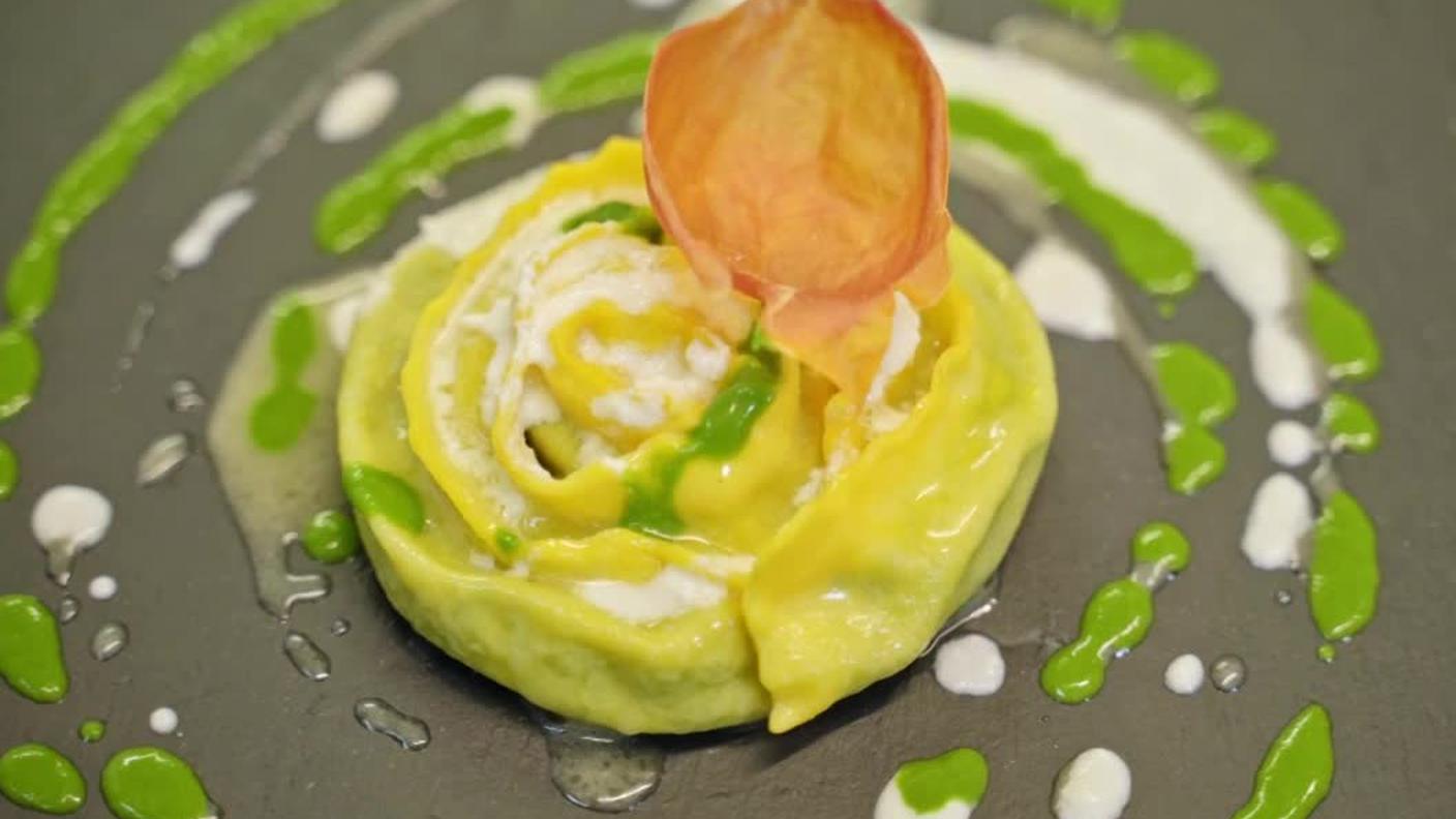 Raviolo, fonduta di buscion e pesto di levistico - Ristorante Vicania - Chef Franco Giacomelli