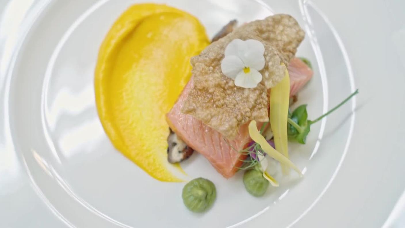 Salmone con crema di carote, mousse di avocado e funghi shiitake - Villa Orselina - Chef Riccardo Scamarcio