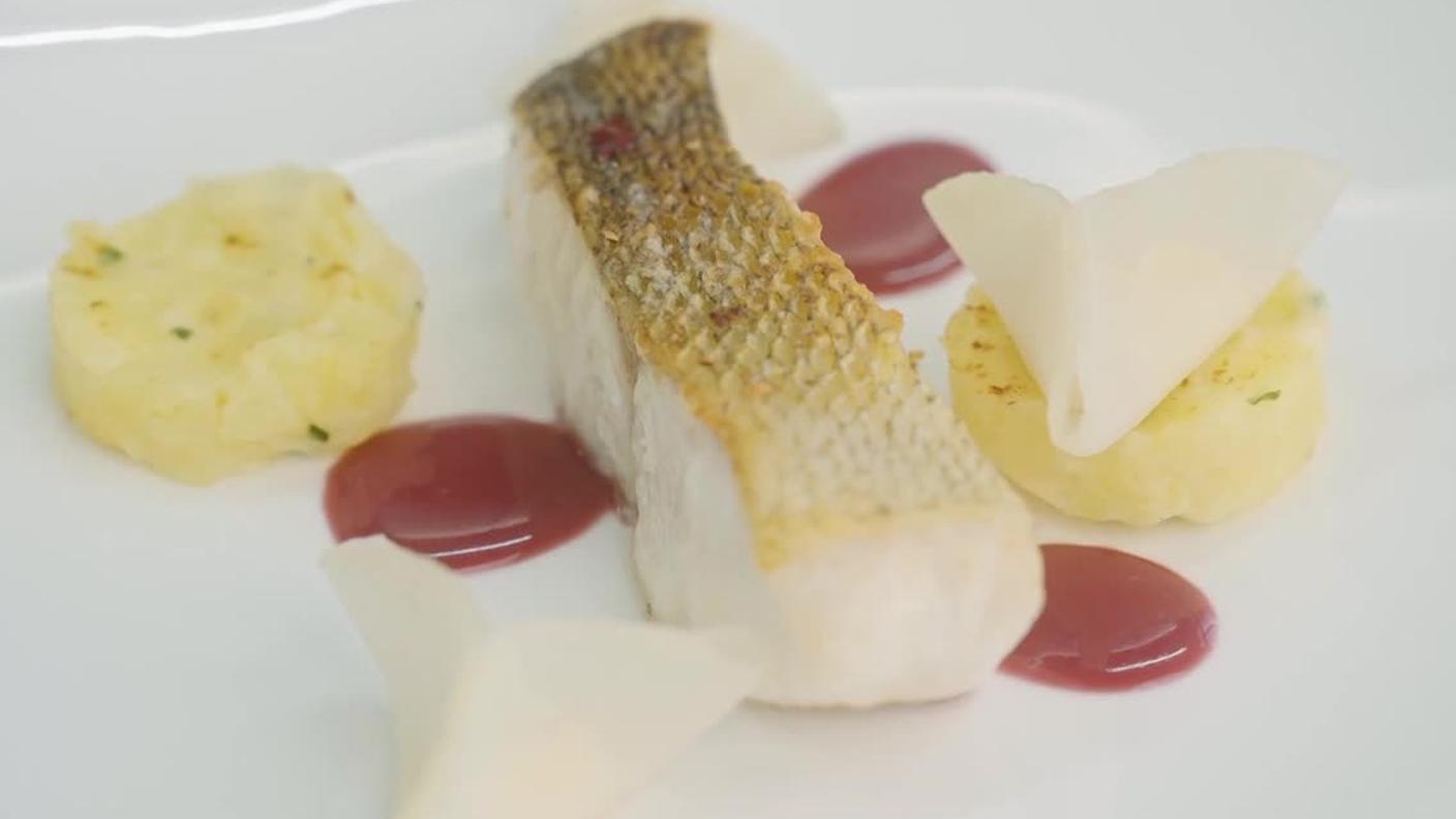 Dorso di lucioperca del Ceresio con ravioli di cavolo rapa e salsa al Merlot