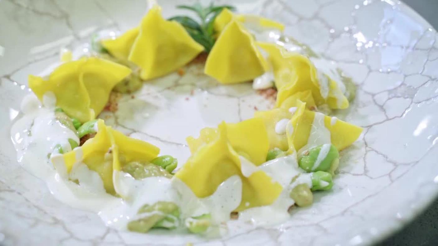 Fagottini ripieni di luganighetta ticinese, fave, büscion e santoreggia - La Fontana Hotel Belvedere - Chef Carlo Ponti Greppi