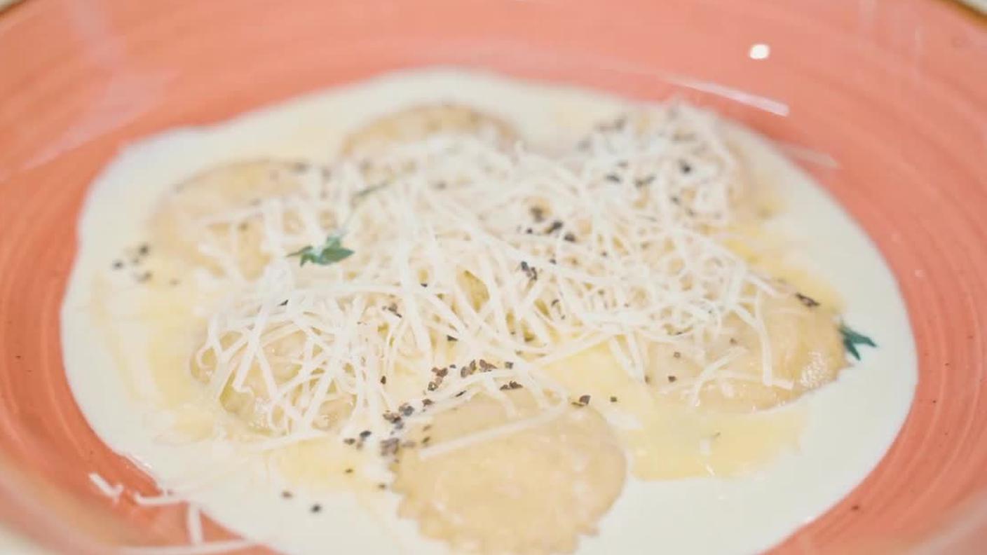 Ravioli di farina bigia con luganighetta e salsa allo sbrinz
