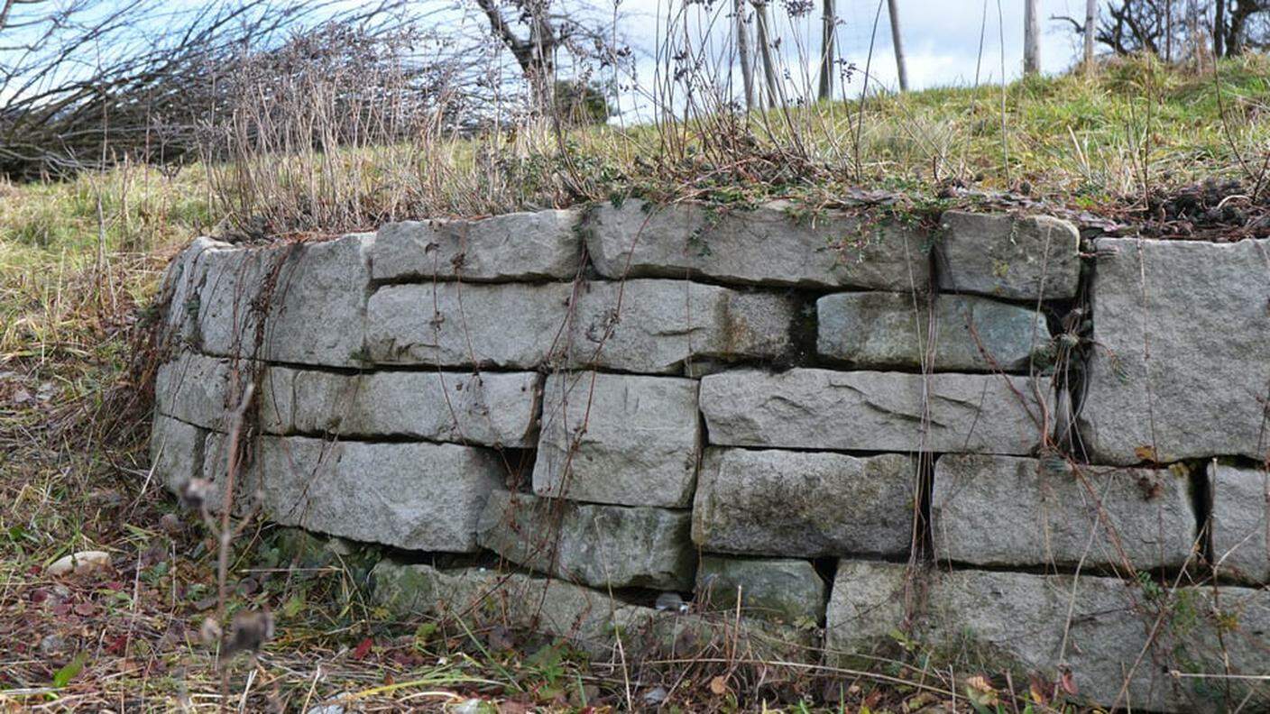 Un muro a secco è un muro costituito da strati di pietra naturale senza l'uso di cemento o malta.